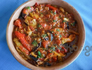 Η συνταγή της Ημέρας: Μελιτζάνες και πιπεριές με σάλτσα